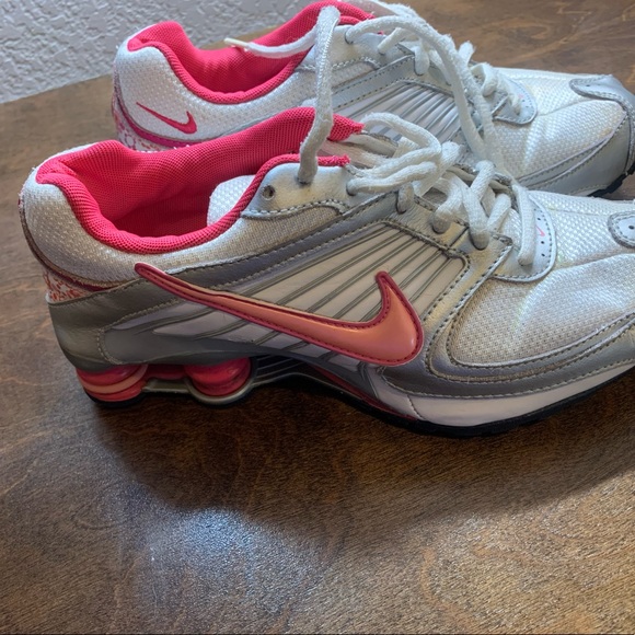 Size 6 nike shoes - Picture 2 of 4